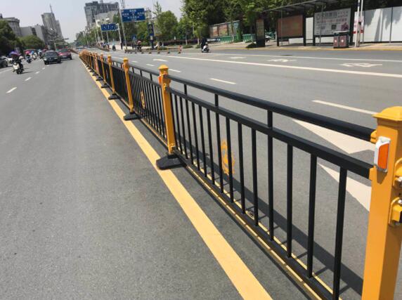 銅陵公路護欄的四大功能特點.jpg